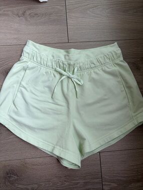 Lululemon short and tank set in size 6